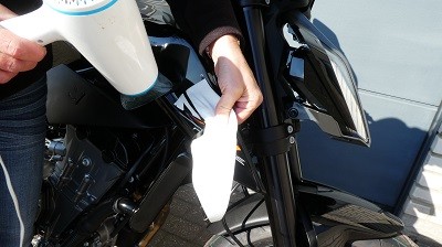 Décoller le kit déco d'origine au sèche cheveux